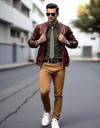 Какие бомберы носить с светло-коричневыми джинсами мужчине