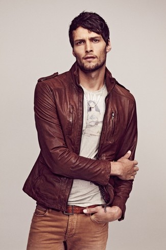 Какие бомберы носить с светло-коричневыми джинсами мужчине
