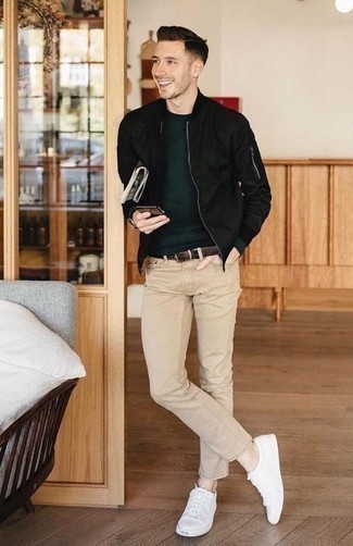 Какие бомберы носить с светло-коричневыми джинсами мужчине