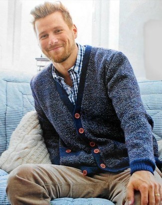 Какие кардиганы носить с светло-коричневыми джинсами мужчине