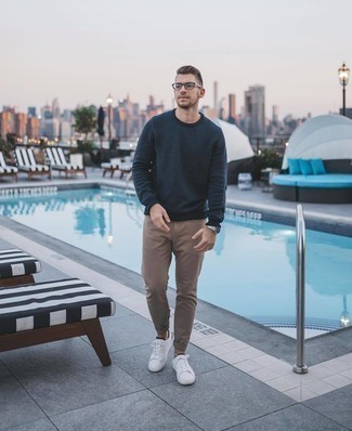 Какие свитера с круглым вырезом носить с светло-коричневыми джинсами мужчине