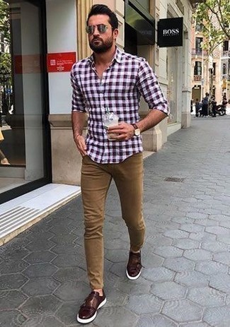 Какие монки с двумя ремешками носить с светло-коричневыми джинсами