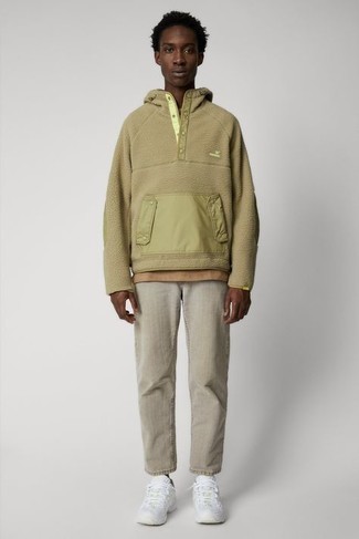 Какой худи носить с светло-коричневыми джинсами мужчине