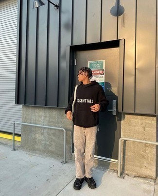 Какой худи носить с светло-коричневыми джинсами мужчине