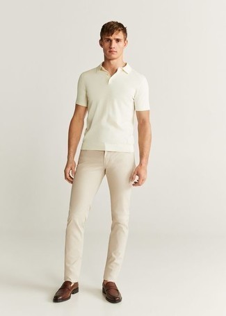 Какие футболки-поло носить с светло-коричневыми джинсами мужчине