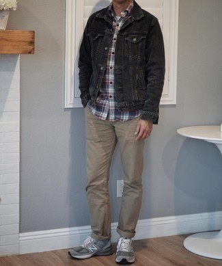 Какие рубашки с коротким рукавом носить с светло-коричневыми джинсами мужчине