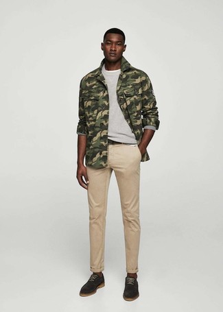 Какие свитшоты носить с светло-коричневыми джинсами мужчине