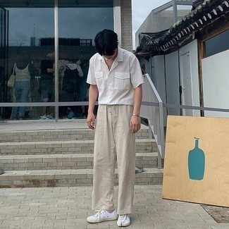 С чем носить светло-коричневые льняные брюки чинос