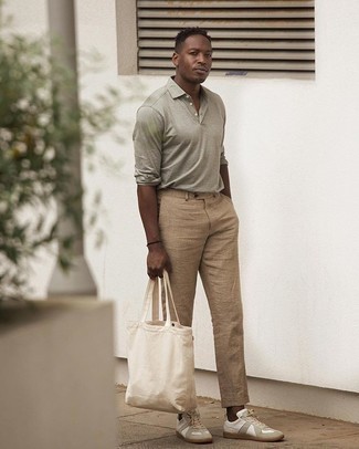С чем носить светло-коричневые льняные брюки чинос