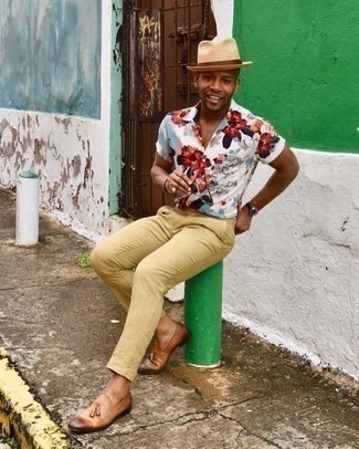 С чем носить светло-коричневые льняные брюки чинос