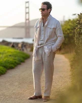 С чем носить светло-коричневые льняные брюки чинос