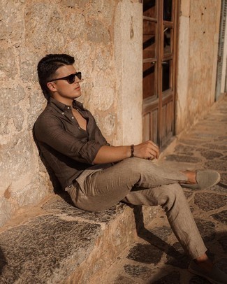 С чем носить светло-коричневые льняные брюки чинос