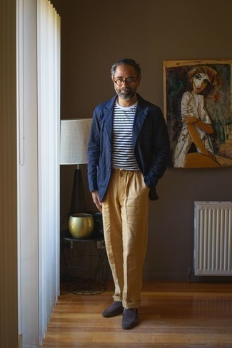 С чем носить светло-коричневые льняные классические брюки мужчине