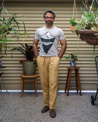 С чем носить светло-коричневые льняные классические брюки мужчине