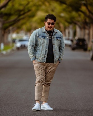 С чем носить светло-коричневые брюки чинос в шотландскую клетку