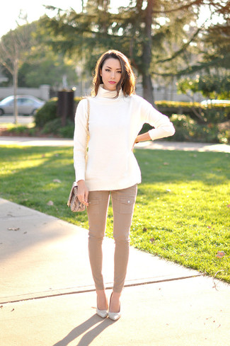 С чем носить светло-коричневые джинсы скинни