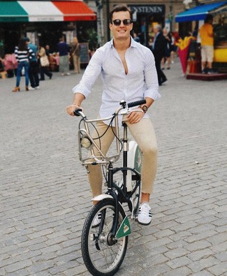 С чем носить светло-коричневые зауженные джинсы мужчине