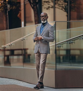 С чем носить светло-коричневые шерстяные классические брюки мужчине