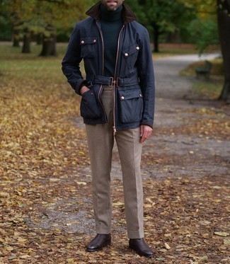 С чем носить светло-коричневые шерстяные классические брюки мужчине