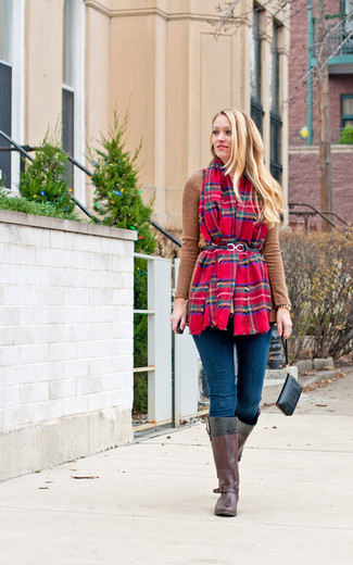 Как носить сапоги с свитером с круглым вырезом