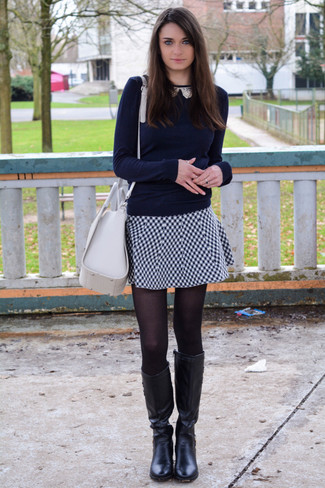 Как носить сапоги с свитером с круглым вырезом