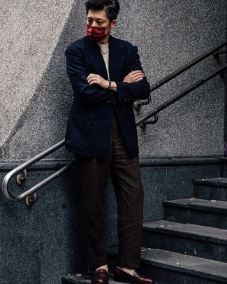 С чем носить вязаную футболку с круглым вырезом мужчине