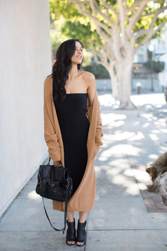 С чем носить вязаную верхнюю одежду женщине