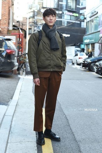 С чем носить вязаный шарф мужчине