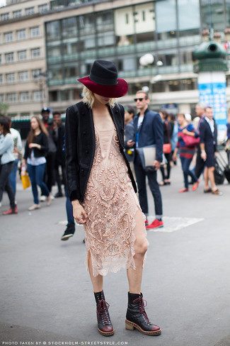 С чем носить кружевное облегающее платье