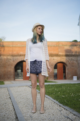 С чем носить кружевной кардиган женщине