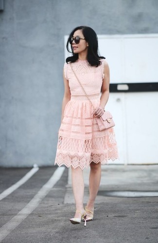 С чем носить кружевное платье-миди