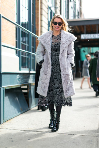 С чем носить кружевное платье-миди