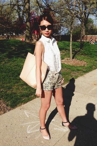 С чем носить кружевную рубашку женщине