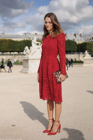 С чем носить кружевное платье с плиссированной юбкой