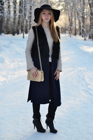 Как носить ботильоны на шнуровке с пальто без рукавов