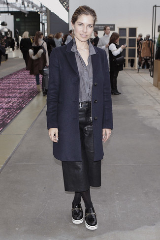 С чем носить кожаные брюки-кюлоты