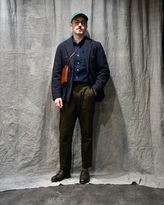 С чем носить кожаную сумку почтальона