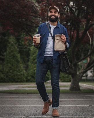 С чем носить кожаную сумку почтальона