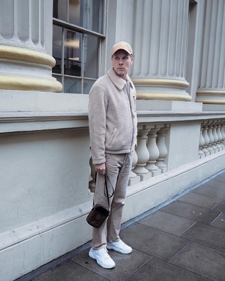 С чем носить кожаную сумку почтальона