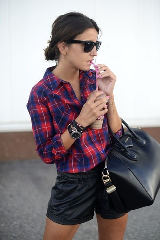 С чем носить кожаные шорты женщине