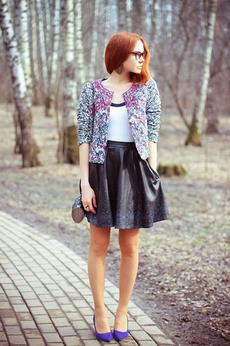 С чем носить кожаную короткую юбку-солнце