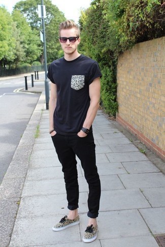 С чем носить низкие кеды из плотной ткани с леопардовым принтом мужчине