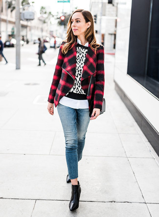 С чем носить свитер с круглым вырезом с леопардовым принтом женщине