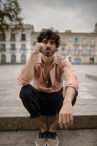 С чем носить низкие кеды с леопардовым принтом мужчине