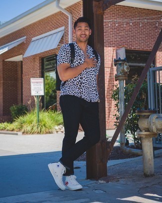 С чем носить рубашку с леопардовым принтом мужчине