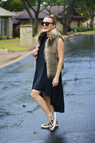 С чем носить кеды с леопардовым принтом женщине