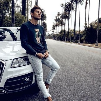 С чем носить голубые вареные джинсы мужчине