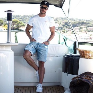 С чем носить голубые кроссовки мужчине