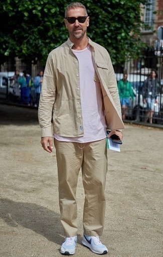 С чем носить голубые кроссовки мужчине