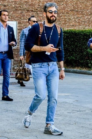 С чем носить голубые кроссовки мужчине